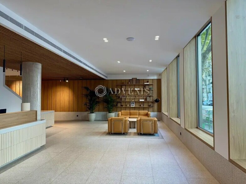 Bureau dans Issy-les-Moulineaux à louer - Photo du bâtiment - Image 2 de 12