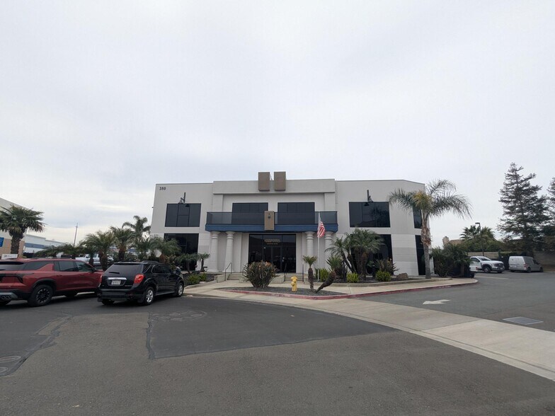 380 Carrol Ct, Brentwood, CA à louer - Photo du bâtiment - Image 3 de 4