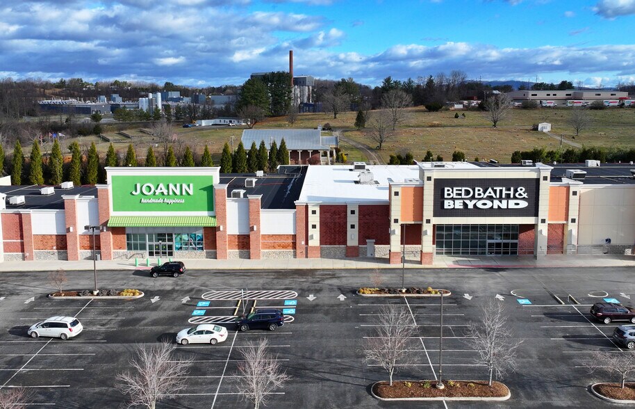 145 Shoppers Way, Christiansburg, VA à louer - Photo du bâtiment - Image 3 de 18
