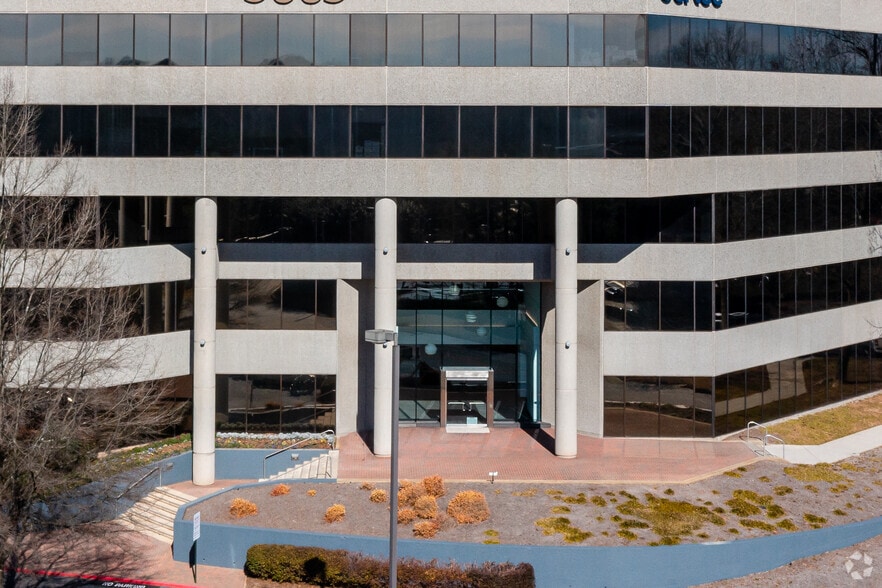 5665 New Northside Dr NW, Atlanta, GA for lease - Building Photo - Image 2 of 5