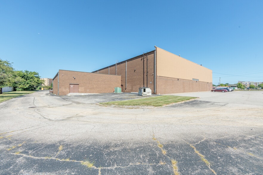 8555-8735 Day Dr, Parma, OH à vendre - Photo du bâtiment - Image 3 de 50