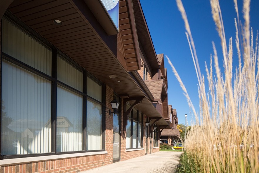 24W500 Maple Ave, Naperville, IL à louer - Photo du bâtiment - Image 3 de 5