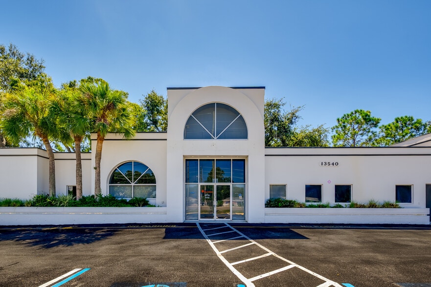 13540 Walsingham Rd, Largo, FL à vendre - Photo du bâtiment - Image 2 de 12