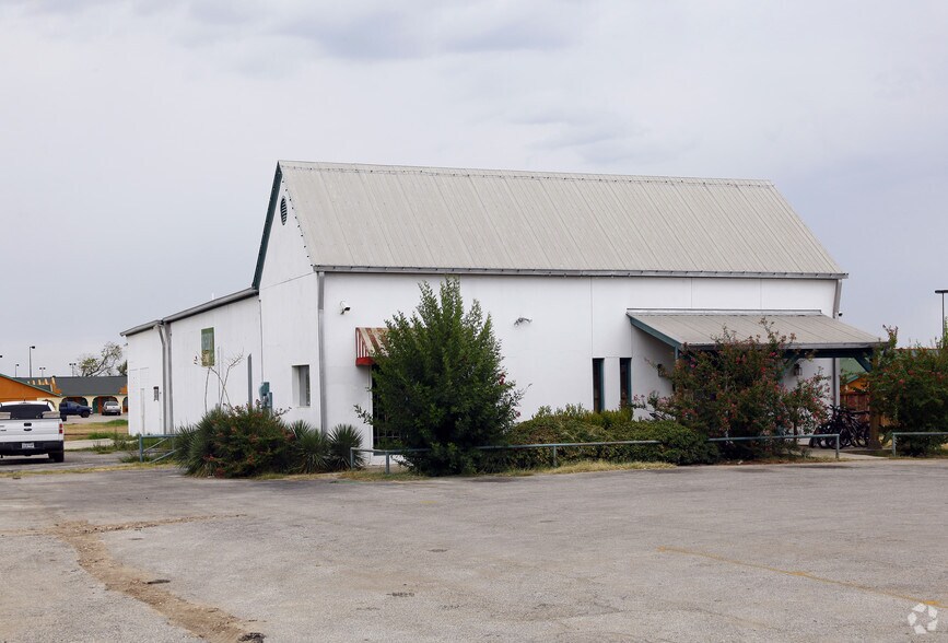 101 19th St, Hondo, TX à vendre - Photo principale - Image 1 de 2