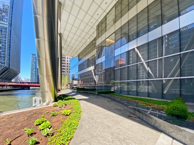110 N Wacker Dr, Chicago, IL à louer - Photo du bâtiment - Image 2 de 19