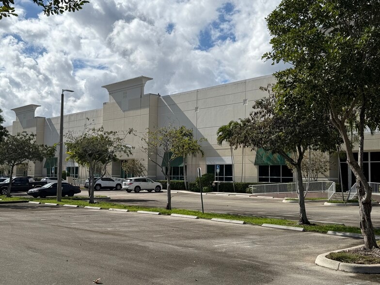 2901 NW 27th Ave, Pompano Beach, FL à louer - Photo du bâtiment - Image 2 de 4