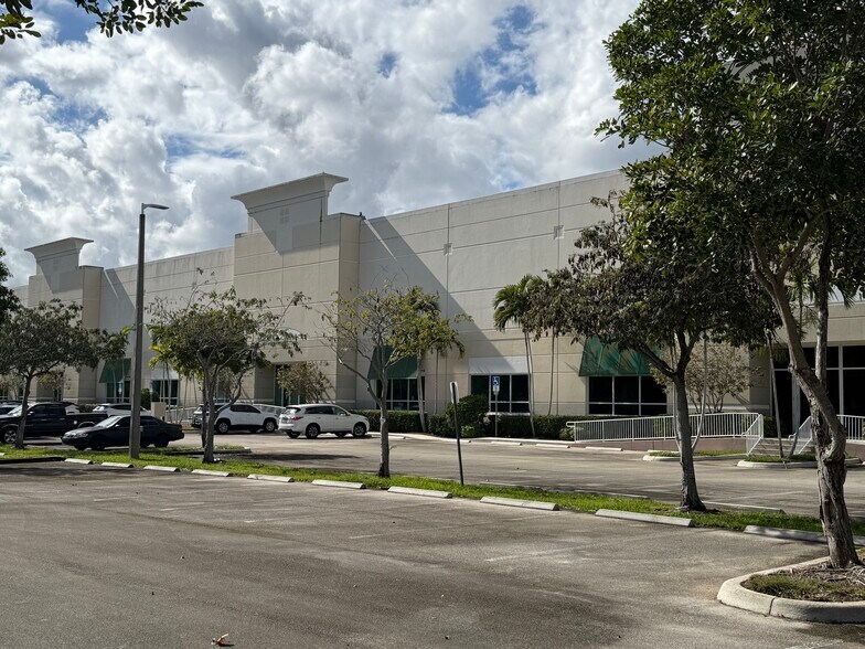 2939 NW 27th Ave, Pompano Beach, FL à louer - Photo du bâtiment - Image 2 de 4