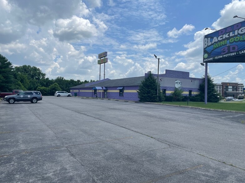 211 Holiday Dr, Clarksville, TN for sale - Building Photo - Image 3 of 17