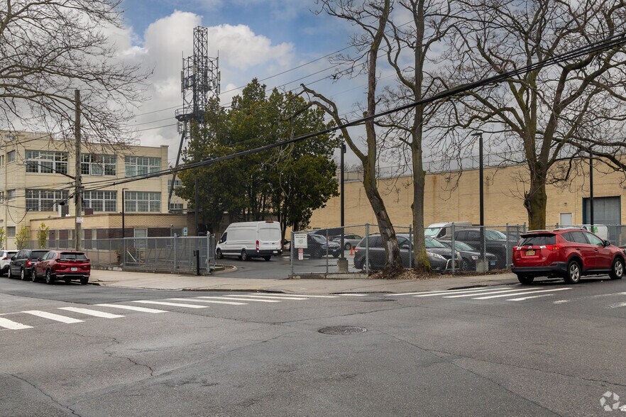 101-01 95th Ave, Ozone Park, NY à louer - Photo du bâtiment - Image 2 de 7