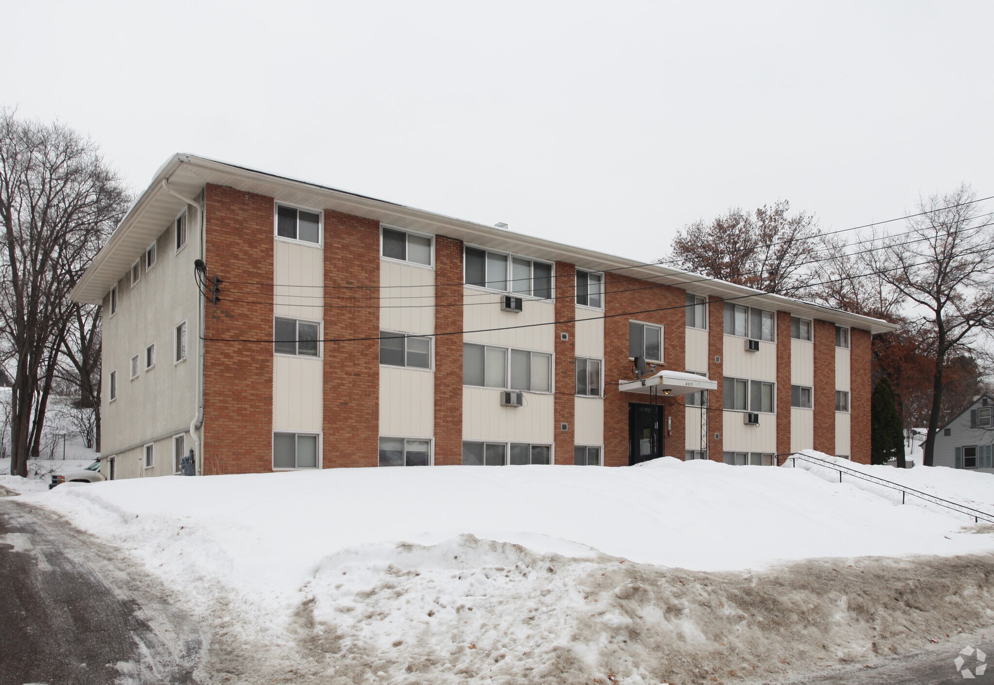 4233 3rd St NE, Columbia Heights, MN à vendre Photo principale- Image 1 de 4