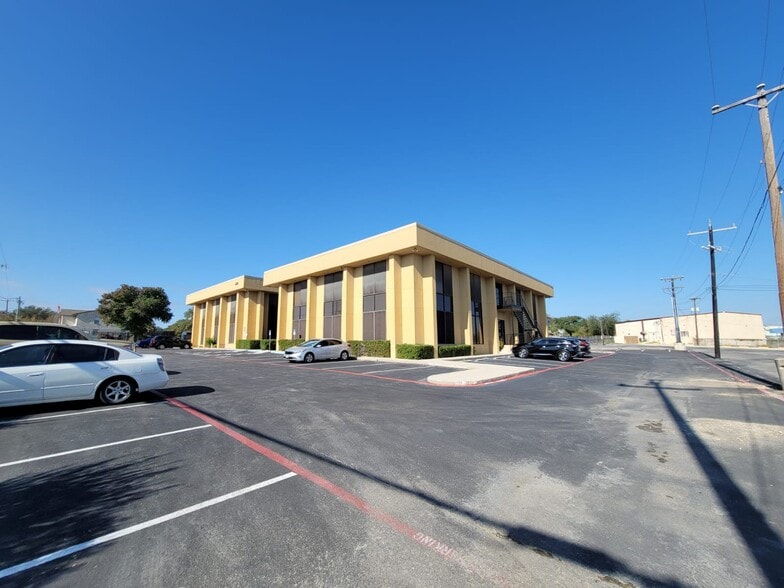 433 Kitty Hawk Rd, Universal City, TX for lease - Building Photo - Image 3 of 11
