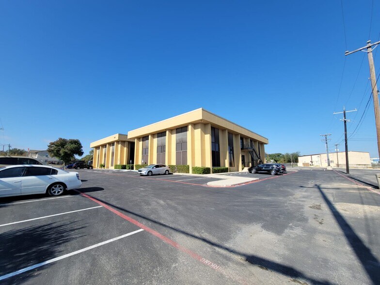 433 Kitty Hawk Rd, Universal City, TX à louer - Photo du bâtiment - Image 3 de 11