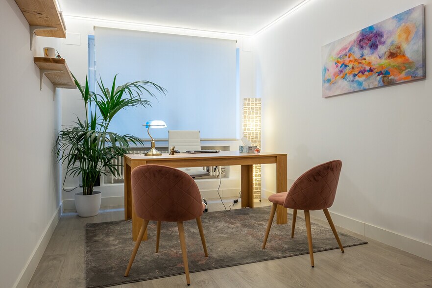 Coworking Space in Calle de Sor Ángela de la Cruz, 40, Madrid for lease - Interior Photo - Image 3 of 5
