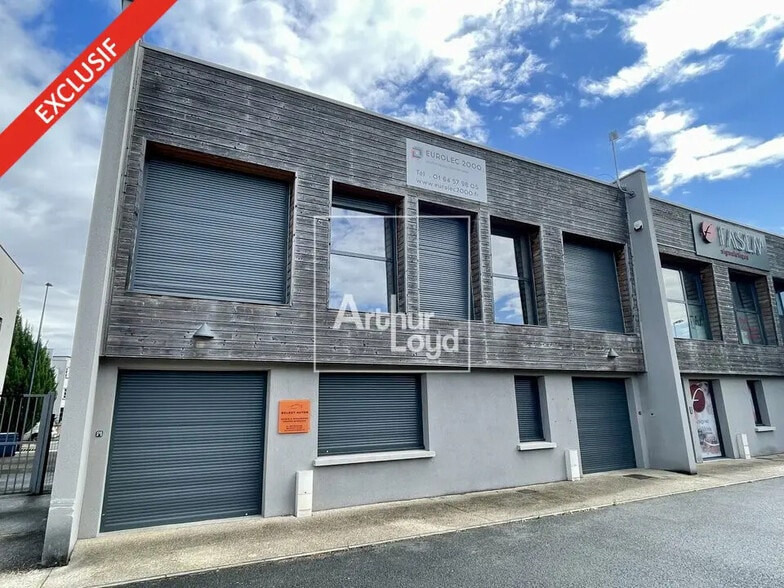 Office in Saint-Pierre-du-Perray for lease - Building Photo - Image 1 of 4