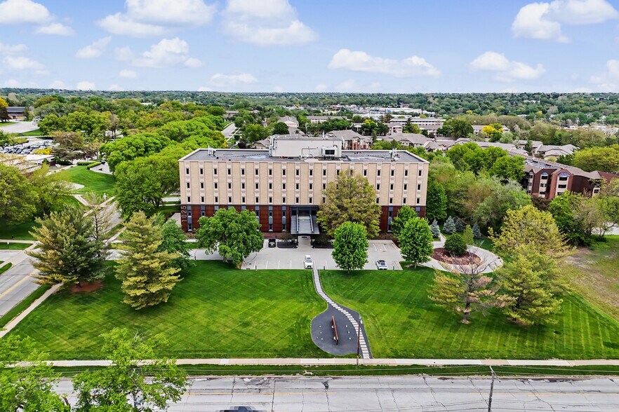 1025 Ashworth Rd, West Des Moines, IA à vendre - Photo du bâtiment - Image 1 de 11