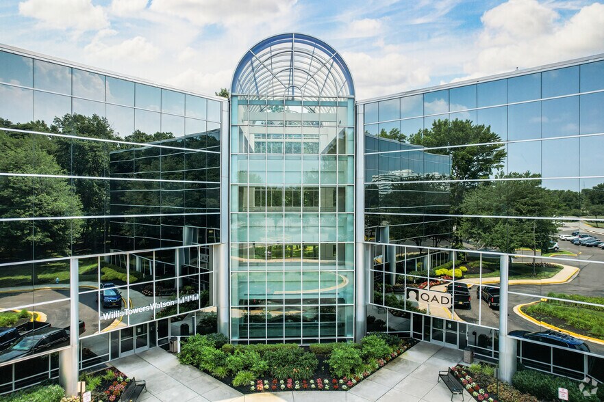 10000 Midlantic Dr, Mount Laurel, NJ à louer - Photo du bâtiment - Image 2 de 6