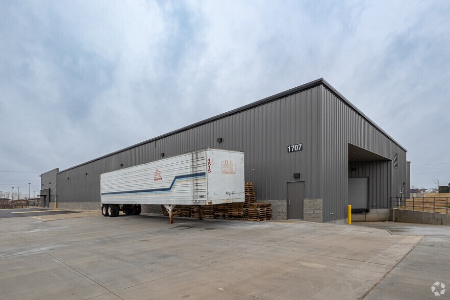 1707 W Industrial Dr, Rogers, AR à louer - Photo du bâtiment - Image 2 de 5