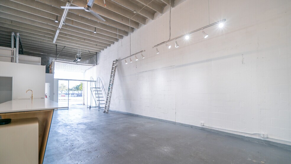 363-367 NE 61st St, Miami, FL à louer - Photo du bâtiment - Image 3 de 46