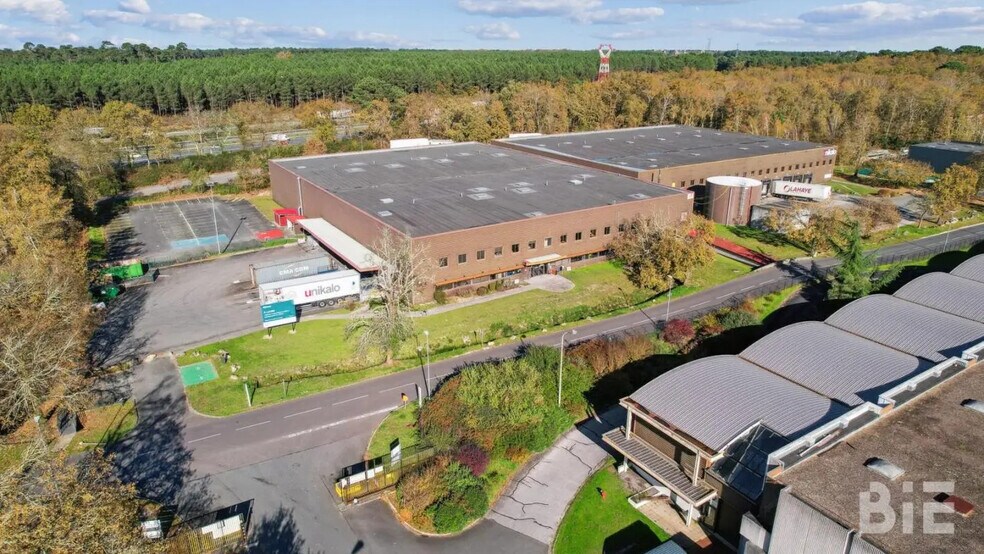 Bureau dans Canéjan à louer - Photo du bâtiment - Image 3 de 11