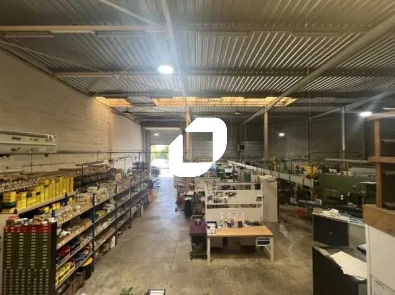 Flex in Noisy-le-Sec for lease - Interior Photo - Image 3 of 9