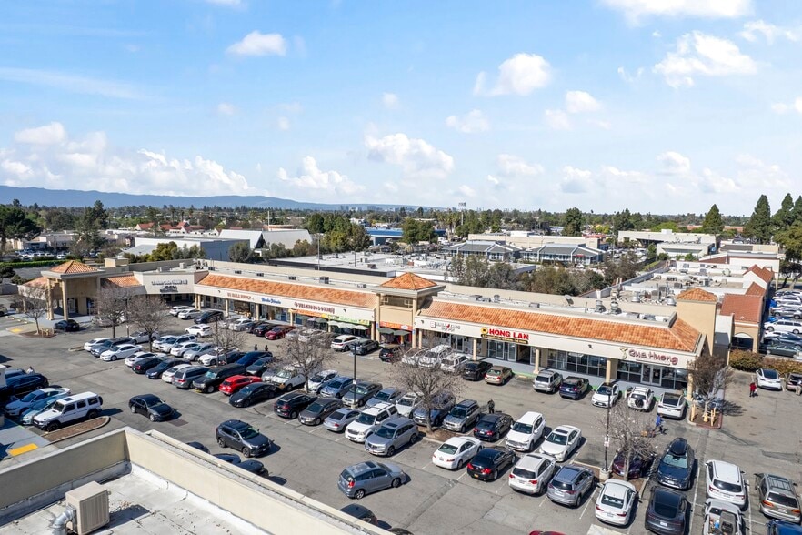 ASIAN THEMED RETAIL SHOPPING CENTER portfolio of 3 properties for sale on LoopNet.ca - Primary Photo - Image 2 of 24