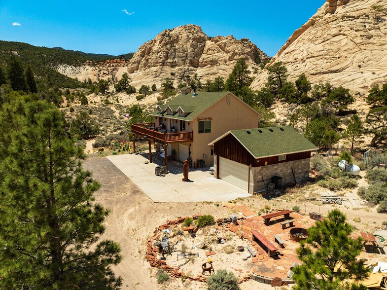 897 E Cocks Comb Dr, Teasdale, UT à vendre - Aérien - Image 3 de 74