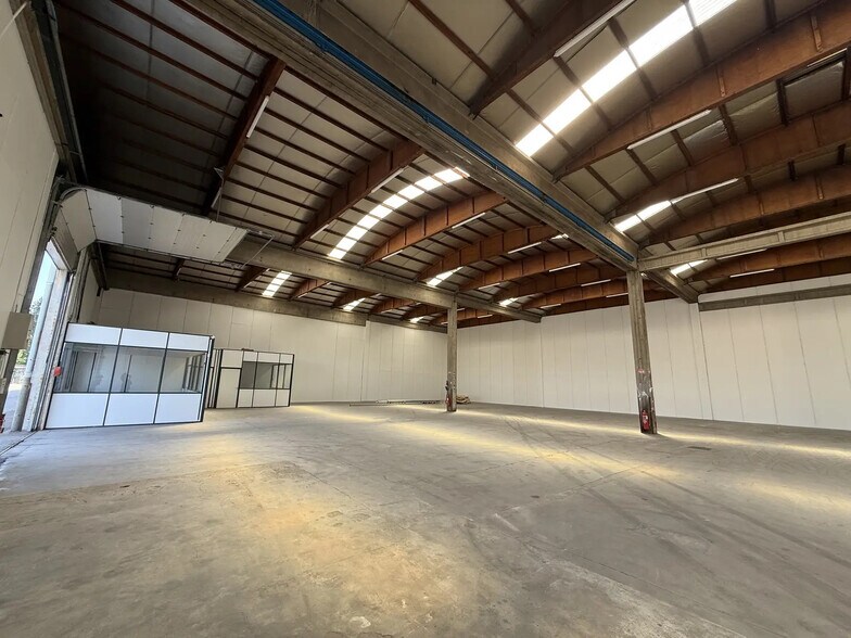 Rue Du Dauphiné, Saint-Priest for lease - Interior Photo - Image 3 of 4