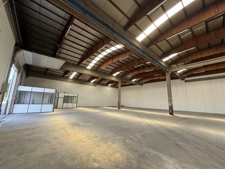 Flex in Saint-Priest for lease - Interior Photo - Image 3 of 4