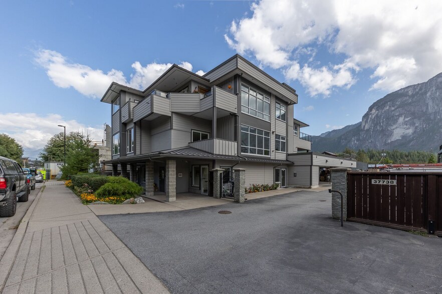 37738 3 Av, Squamish, BC à vendre - Photo du bâtiment - Image 3 de 18