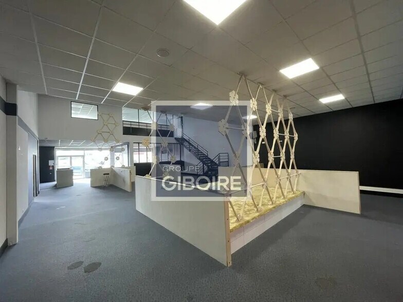 Industrial in Rennes for lease - Interior Photo - Image 3 of 12