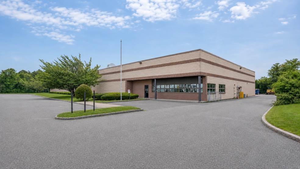 50 Haynes Ct, Ronkonkoma, NY à louer - Photo du bâtiment - Image 1 de 3
