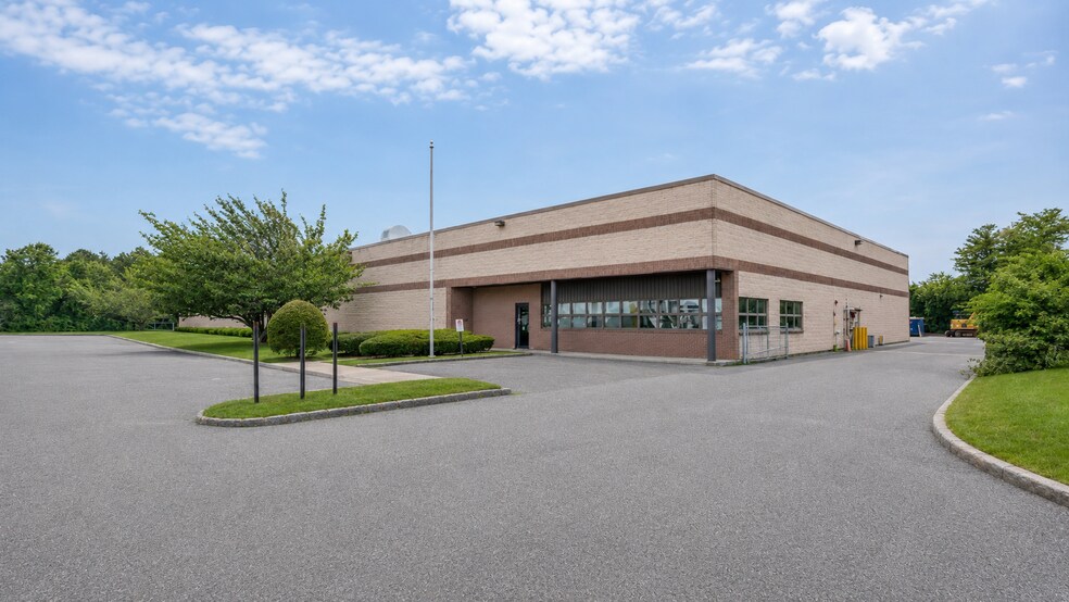 50 Haynes Ct, Ronkonkoma, NY à louer - Photo du bâtiment - Image 1 de 3