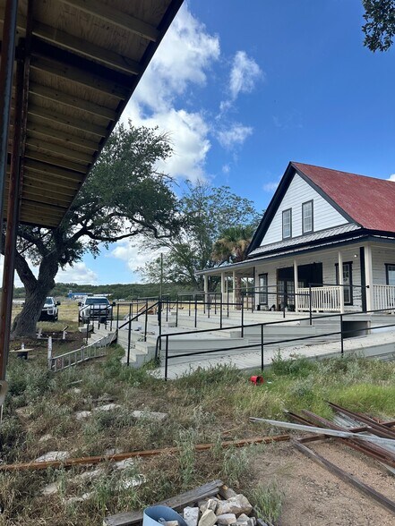 9900 E State Highway 71, Spicewood, TX à louer - Photo du bâtiment - Image 1 de 9