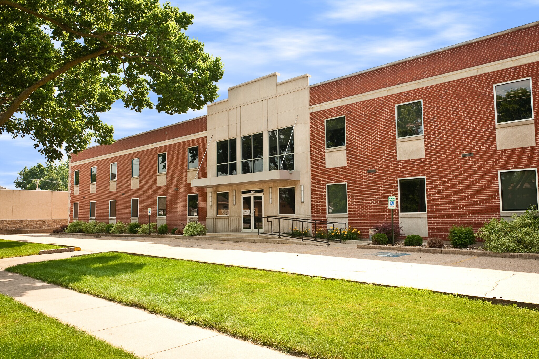 2720 1st Ave NE, Cedar Rapids, IA for lease Primary Photo- Image 1 of 19