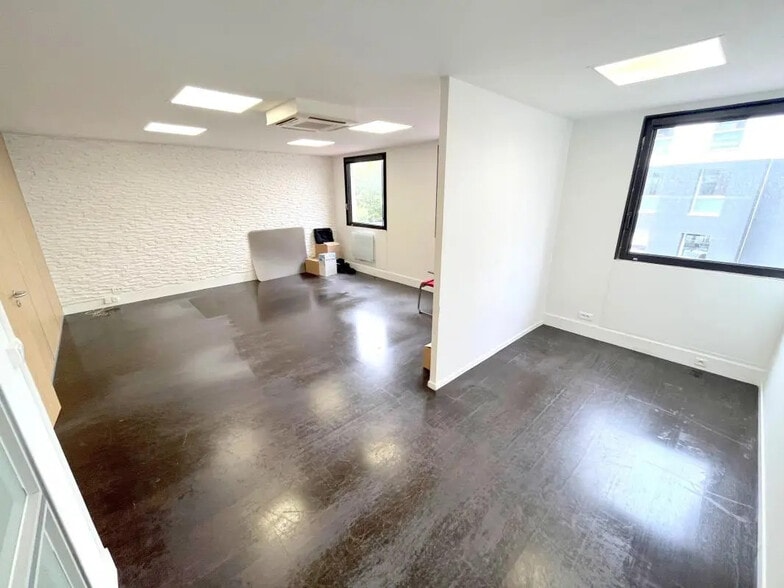 Office in Chatou for lease - Building Photo - Image 2 of 11