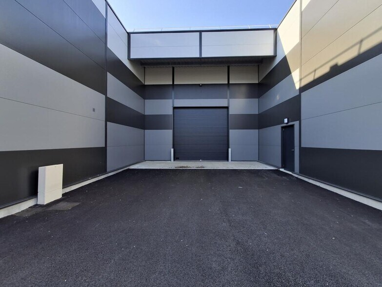 Flex in Janneyrias for lease - Building Photo - Image 2 of 7
