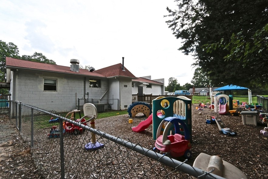 1202 Charles Raper Jonas Hwy, Mount Holly, NC for lease - Building Photo - Image 3 of 17