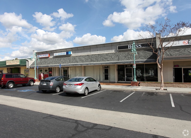 212-218 S Glendora Ave, West Covina, CA à louer - Photo du bâtiment - Image 2 de 3