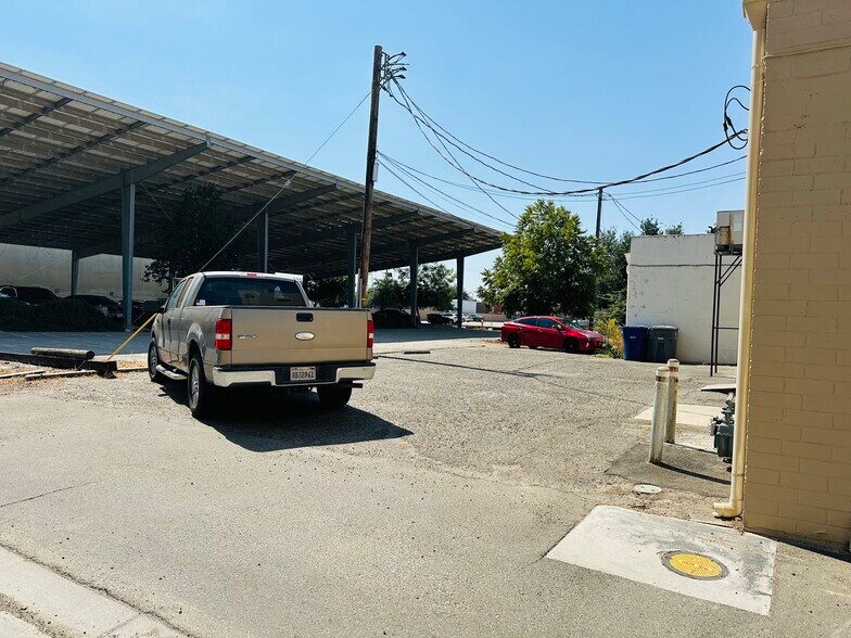 408 E Yosemite Ave, Madera, CA à vendre - Photo du bâtiment - Image 2 de 15