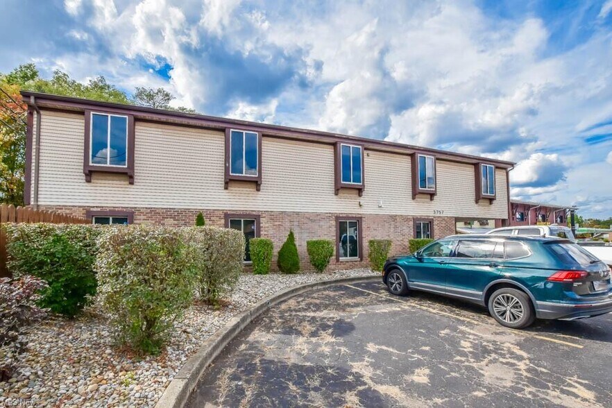 3757 Cleveland Ave NW, Canton, OH à louer - Photo du bâtiment - Image 1 de 12