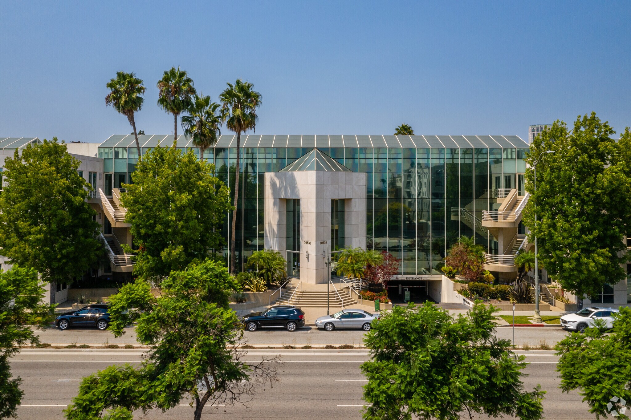 10635 Santa Monica Blvd, Los Angeles, CA à louer Photo du bâtiment- Image 1 de 9
