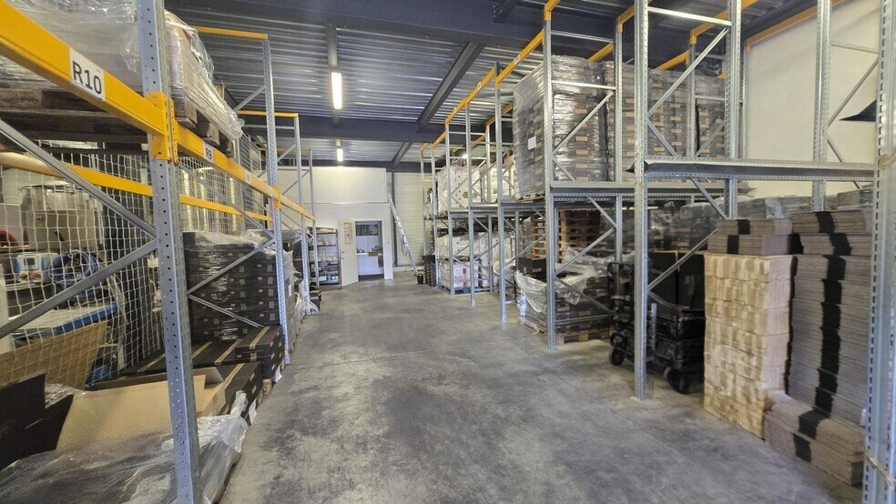 Industrial in Hyères for lease - Building Photo - Image 3 of 5