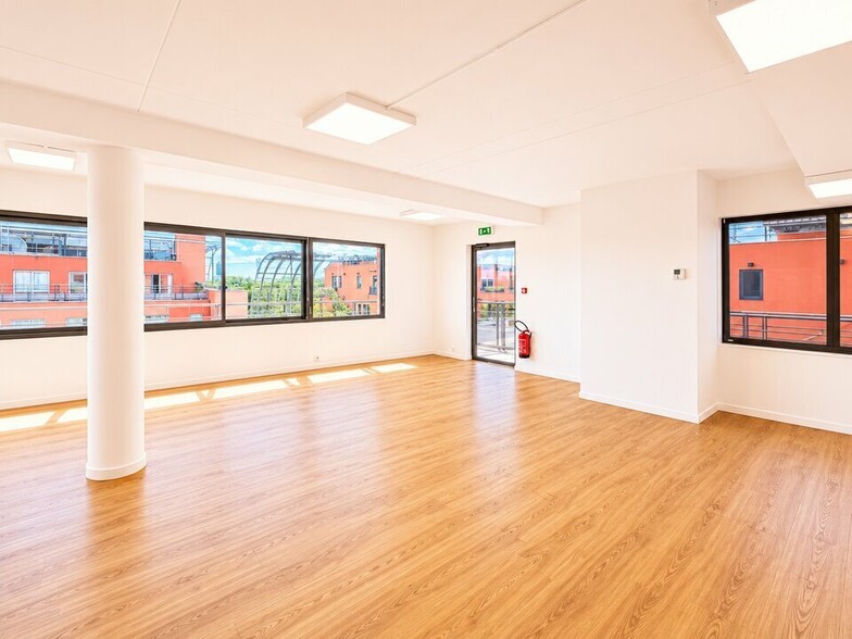 34 Quai Charles De Gaulle, Lyon for lease - Interior Photo - Image 2 of 4