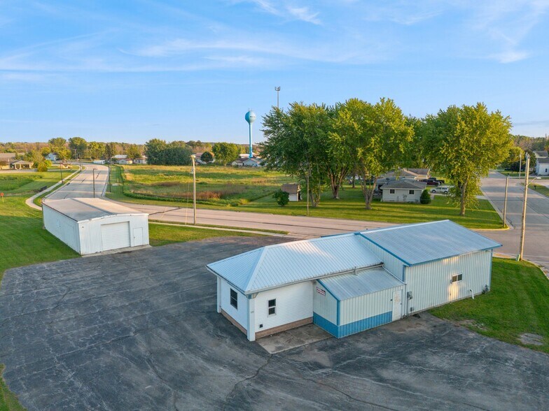 139 2nd St, Reedsville, WI à vendre - Photo du bâtiment - Image 1 de 24