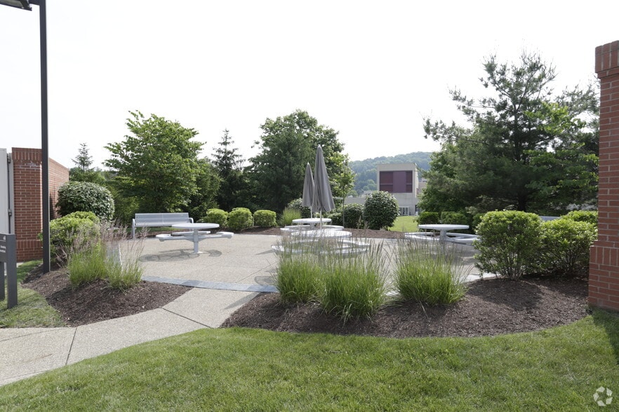 800 Cranberry Woods Dr, Cranberry Township, PA for lease - Building Photo - Image 2 of 9