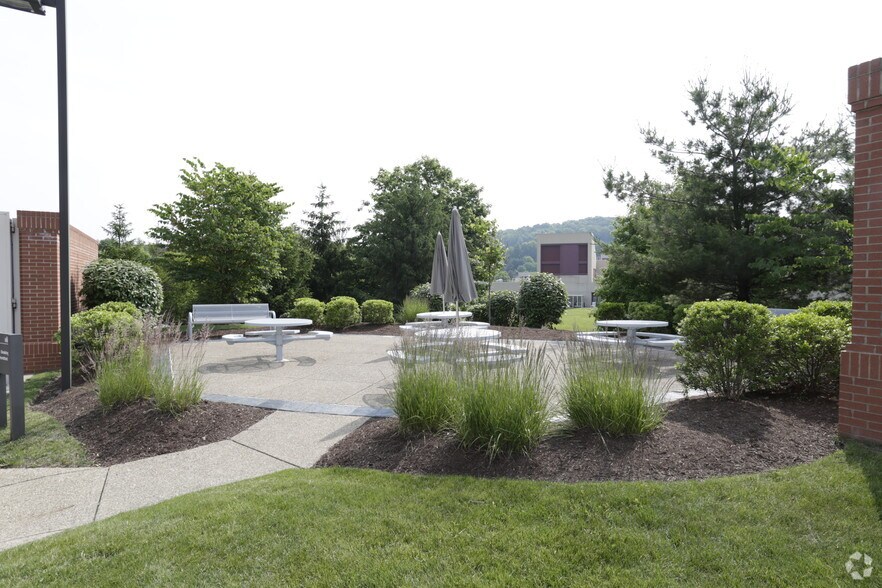 800 Cranberry Woods Dr, Cranberry Township, PA à louer - Photo du bâtiment - Image 2 de 8