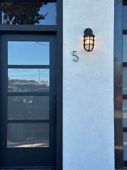 1801-1821 E Main St, Ventura, CA for lease - Building Photo - Image 2 of 18