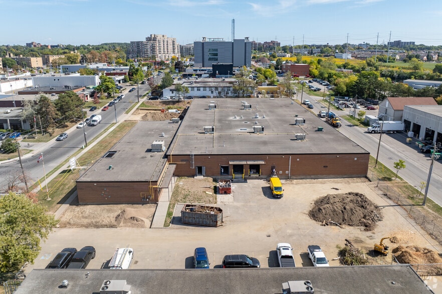 35 Mobile Dr, Toronto, ON for lease - Building Photo - Image 3 of 4