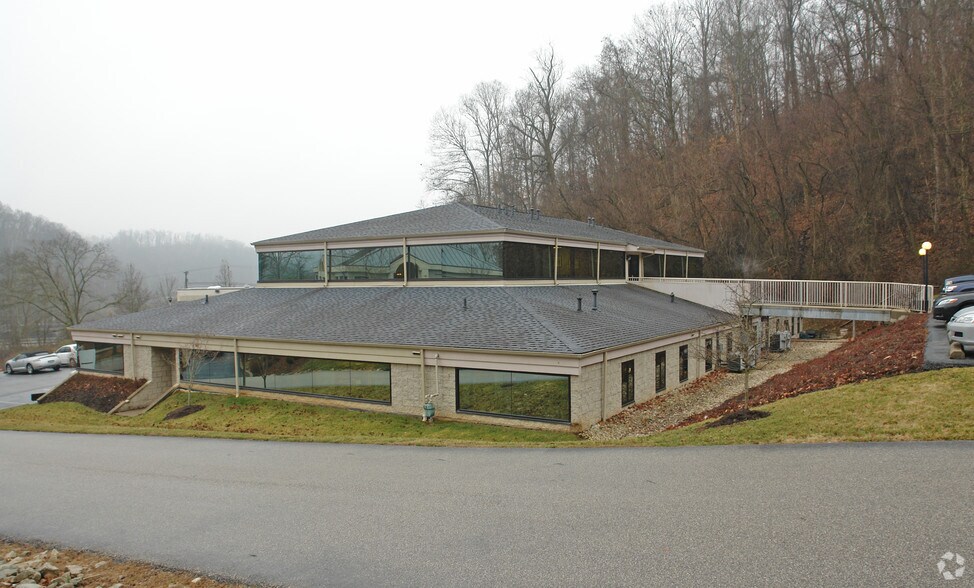 8 Stonecrest Dr, Huntington, WV à vendre - Photo du bâtiment - Image 2 de 5