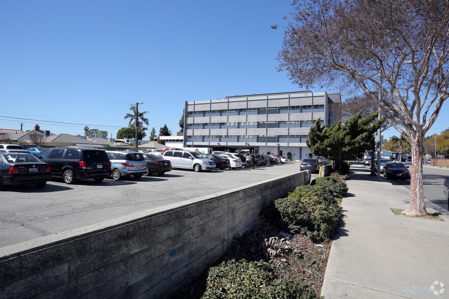 10800 Paramount Blvd, Downey, CA à louer - Photo du bâtiment - Image 2 de 11